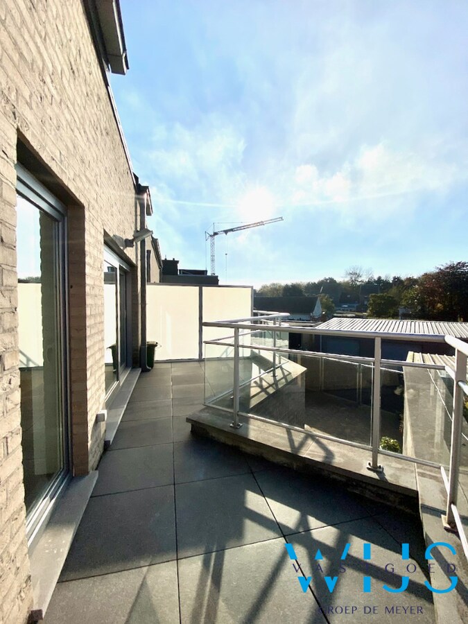 Instapklaar 2 slaapkamer appartement met garage ! 