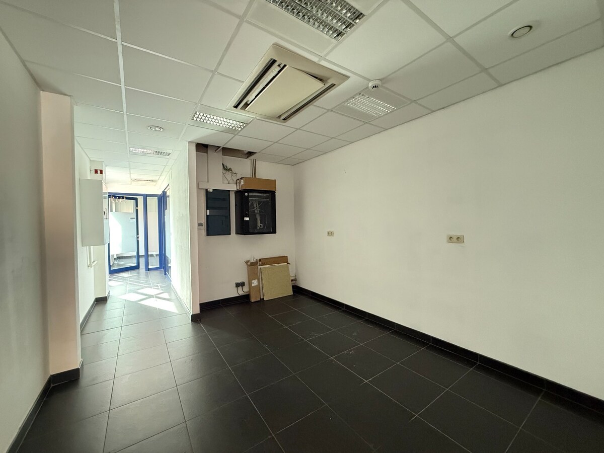 À Dottignies : surface commerciale modulable de ±116 m² avec jardin et excellente visibilité ! 