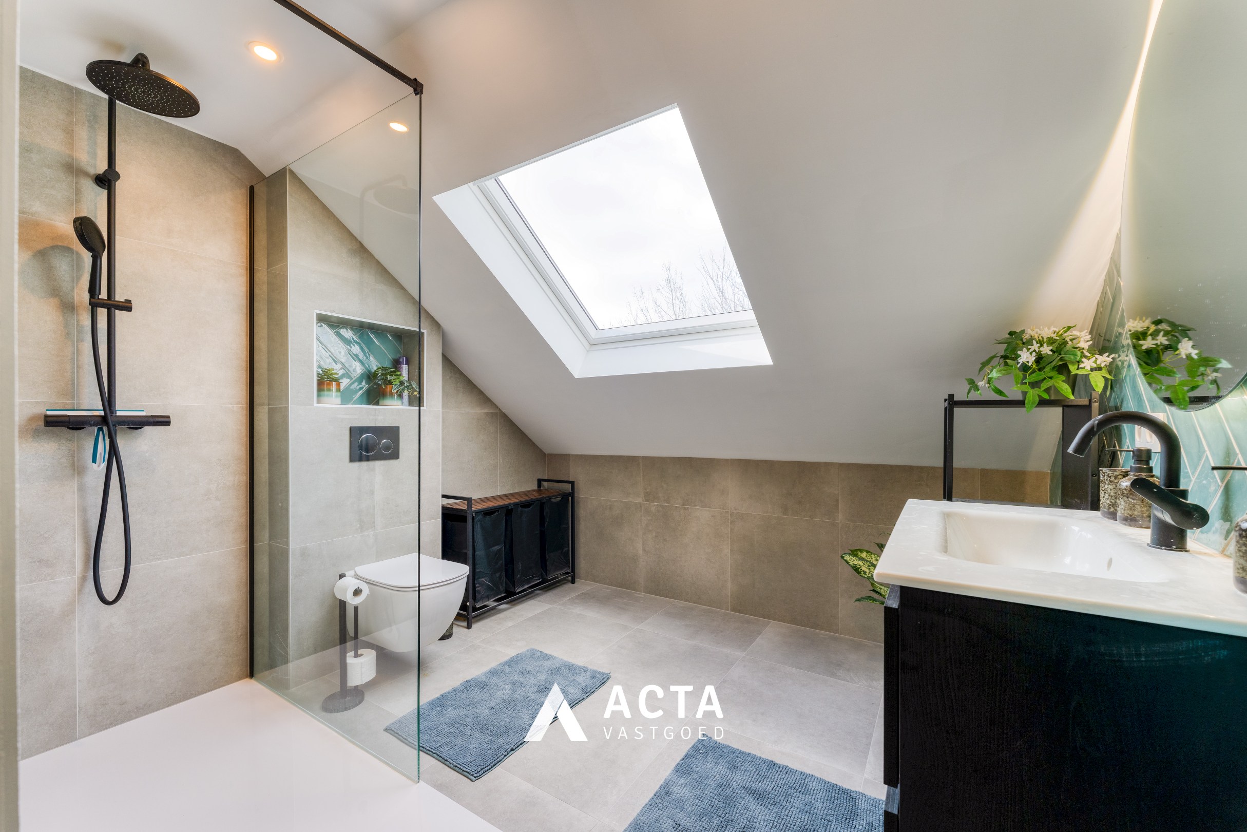 Gerenoveerde villa met vier slaapkamers in de Vicognewijk! 