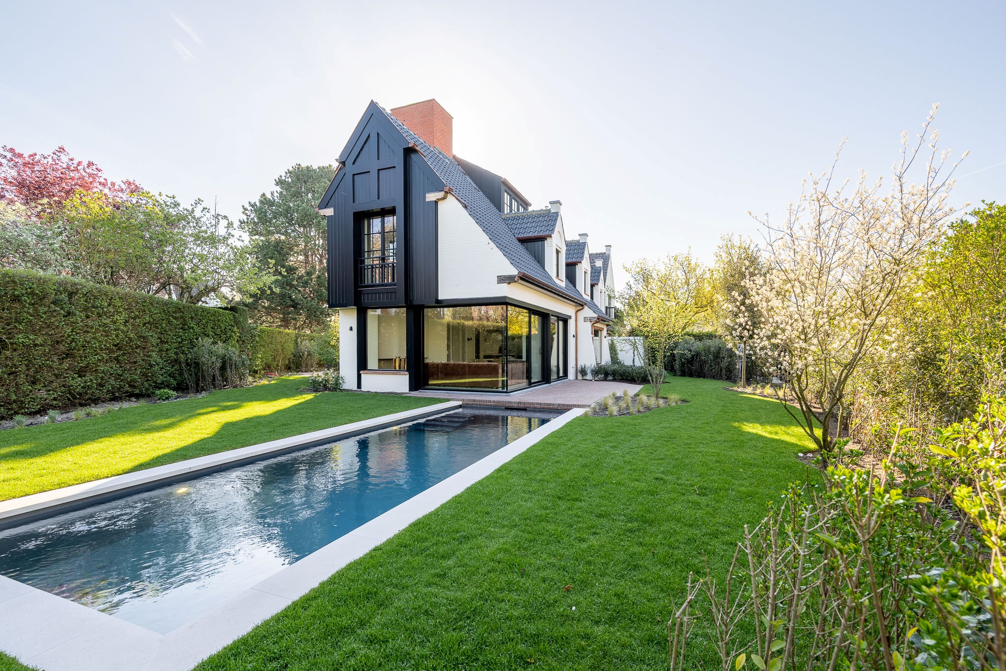 Luxueus gerenoveerde koppelvilla met zwembad in de Noordzeelaan te Knokke. 