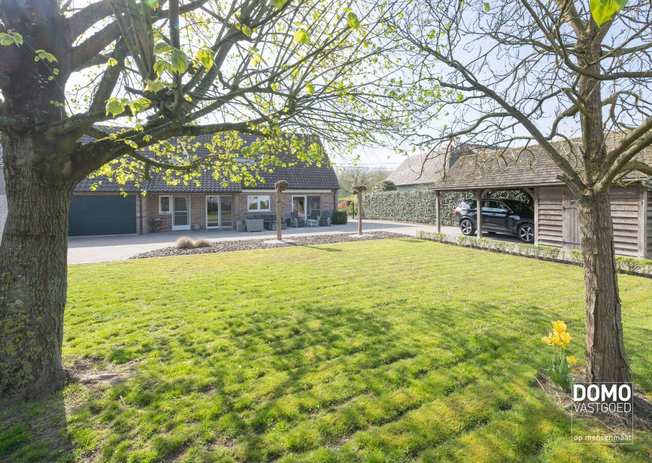 Karaktervolle en ruime gezinswoning in pastorij-/fermettestijl met prachtige tuin en 4 slaapkamers in het groene Kortessem 