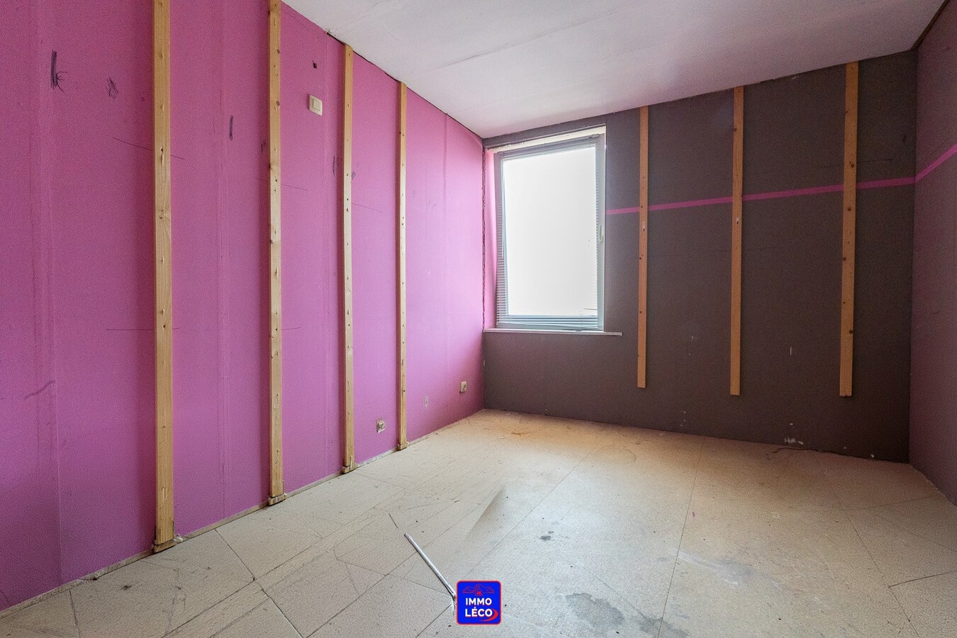 Maison de commerce avec logement, grande terrasse et garage, idéalement situé ! Nombreuses possibilités ! 