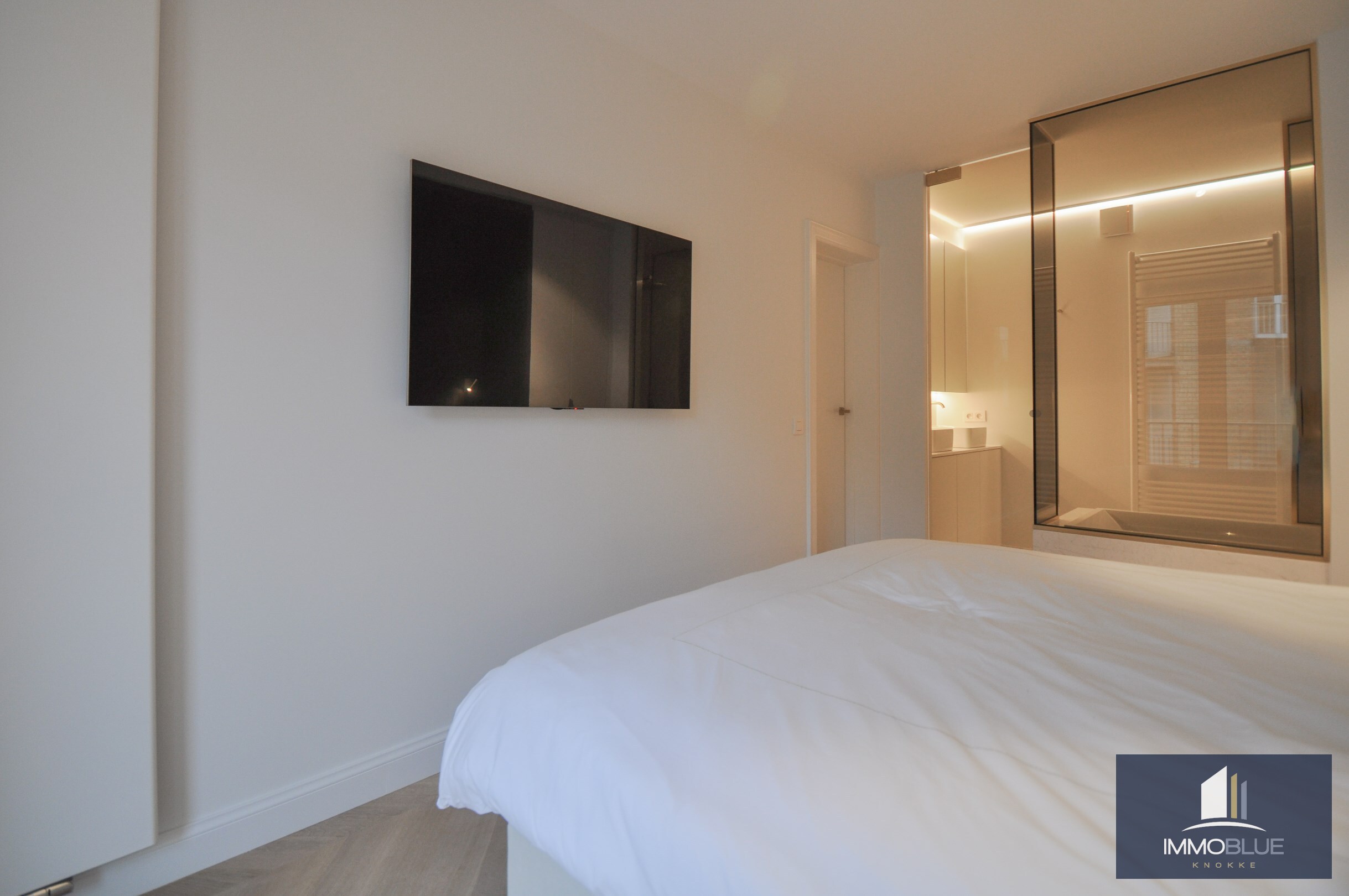 Hoogwaardig volledig gerenoveerd appartement met zijdelings zeezicht en zicht op de Kustlaan. 