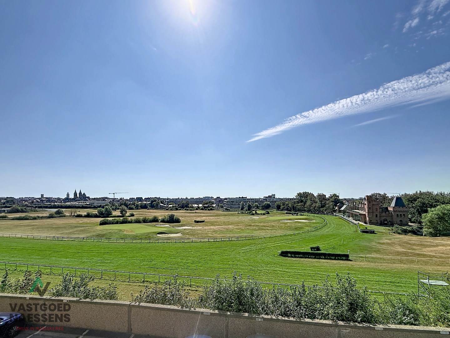 SCHITTEREND VERNIEUWD HOEKAPPARTEMENT – 2 SLPK – TERRASSEN – ZEEZICHT EN ZICHT OP GOLF 