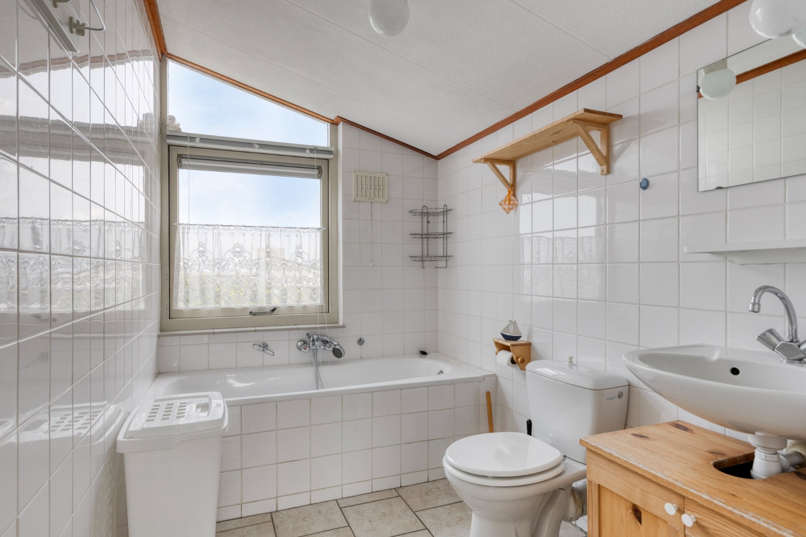 Vrijstaande 8-persoons vakantiewoning, gelegen op een unieke plek met vrij uitzicht over de Oosterschelde, kijkend richting het schilderachtige Zierikzee, wacht deze woning op een nieuwe eigenaar! 