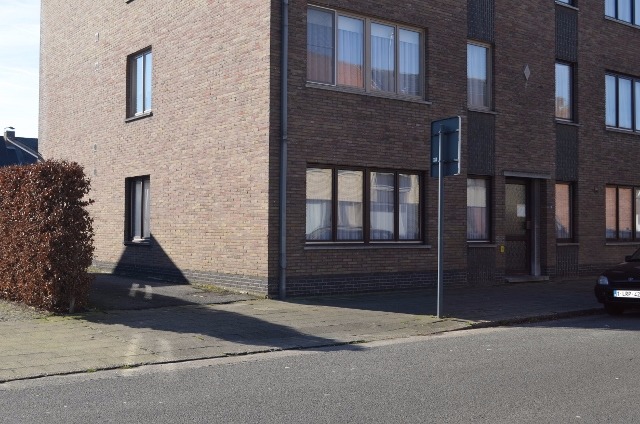 Gelijkvloers app met 2 slpks en garage te centrum Eeklo 