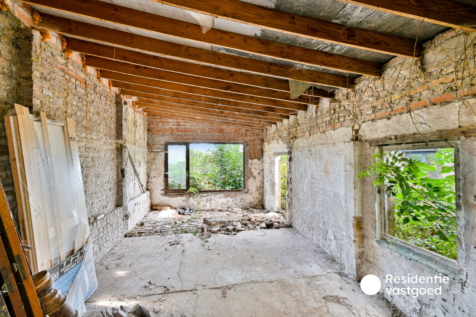 Ruime woning met uitzonderlijk veel mogelijkheden en prachtig zicht vanuit de tuin 