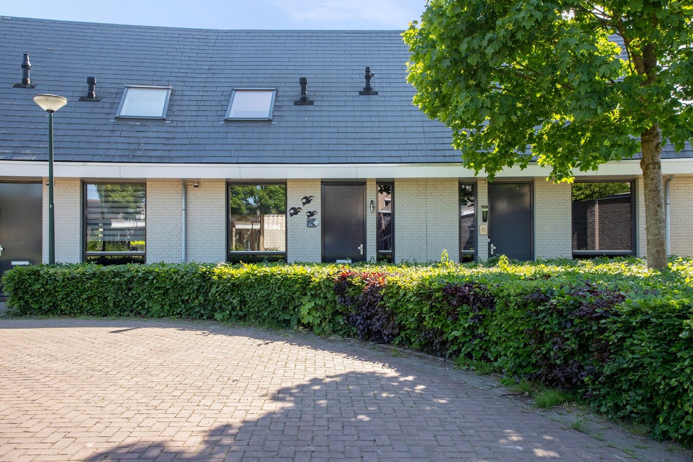 Instapklare en uitgebouwde tussenwoning op rustige locatie. 