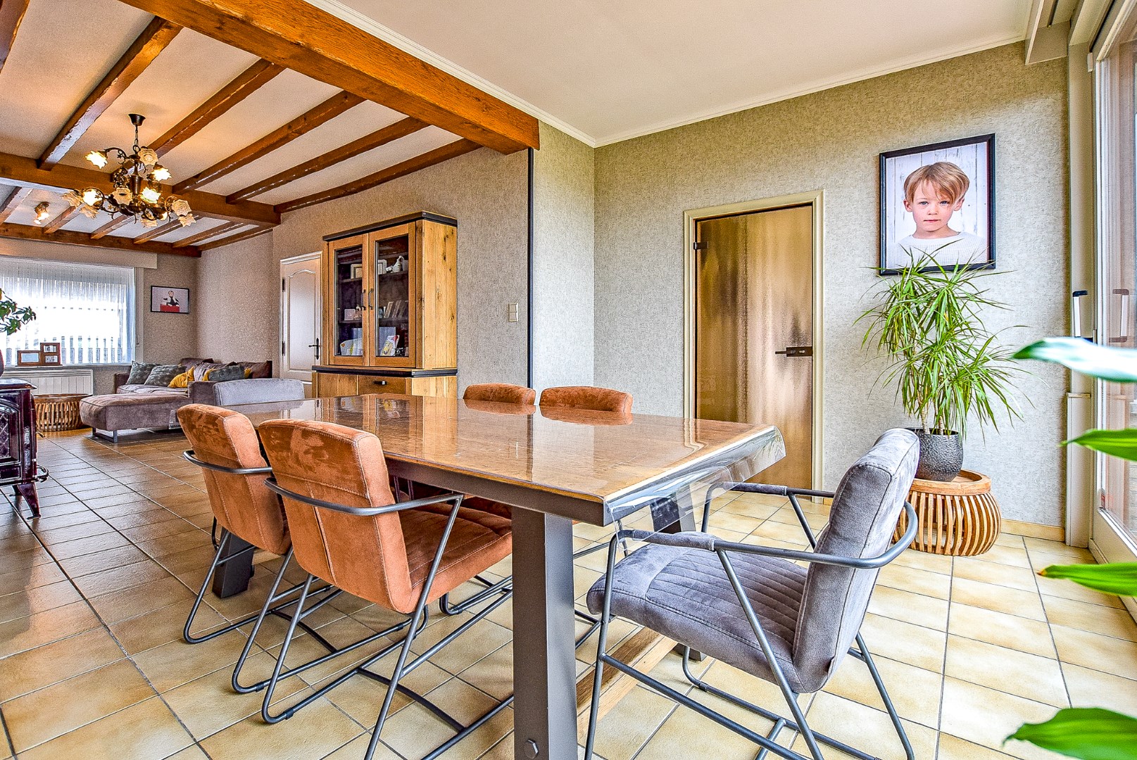 Ruime woning met prachtige verzichten, 5 slaapkamers en dubbele garage. 