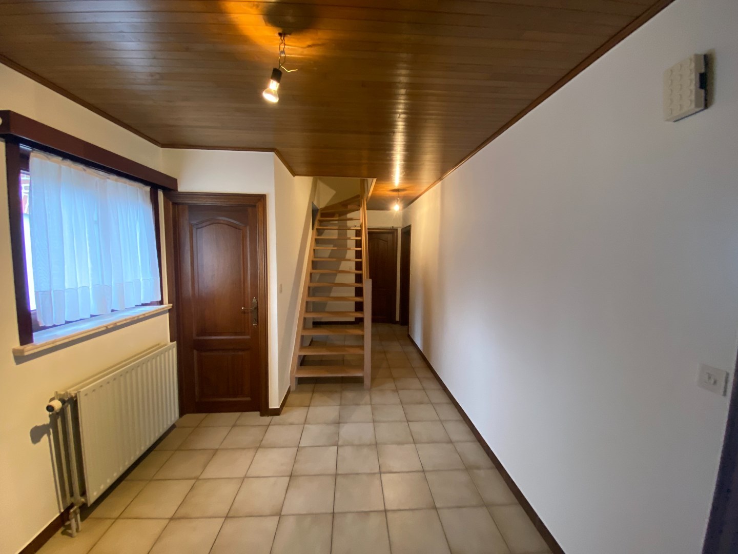 Ruime woning met drie slaapkamers en tuin. 