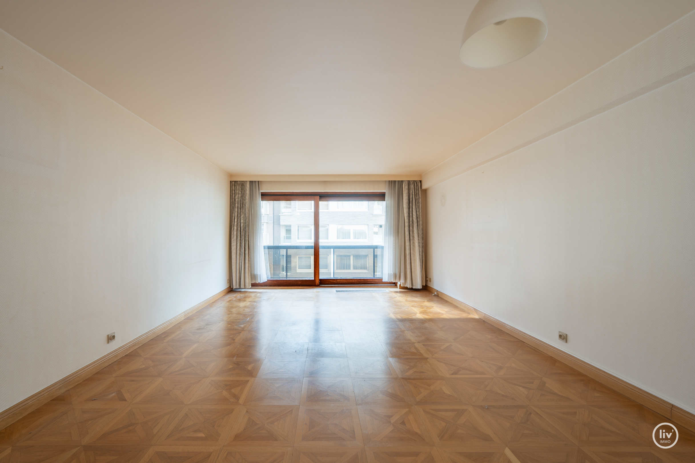 Ruim op te frissen appartement, gelegen op wandelafstand van de zee dichtbij de Lippenslaan. 