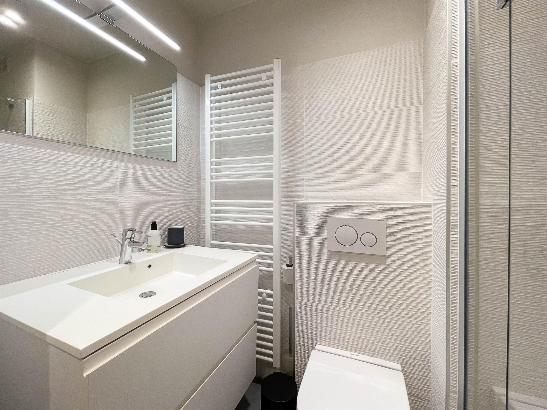 Gerenoveerde designstudio met slaaphoek centraal gelegen op de Kustlaan 