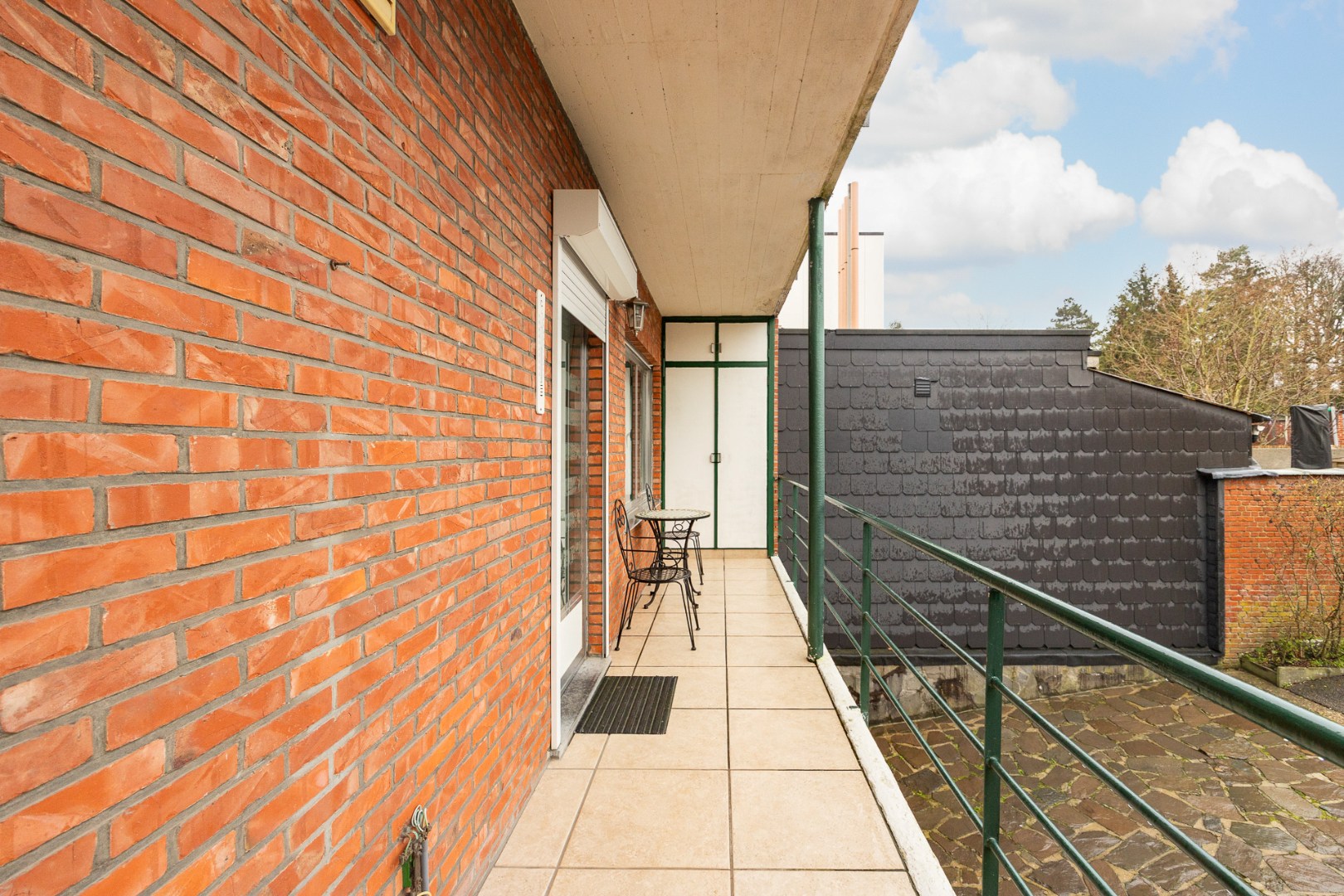 Gelijkvloers appartement met garage 