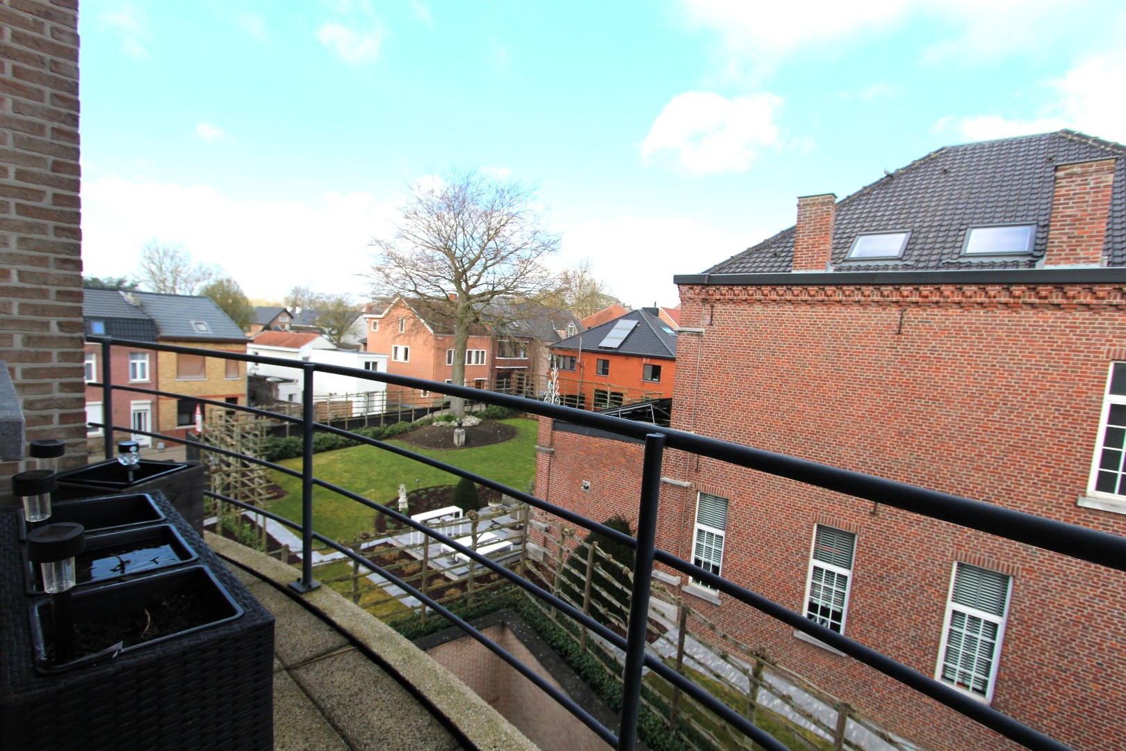 RUIM APPARTEMENT (124²) MET GARAGE - PRACHTIG GELEGEN 