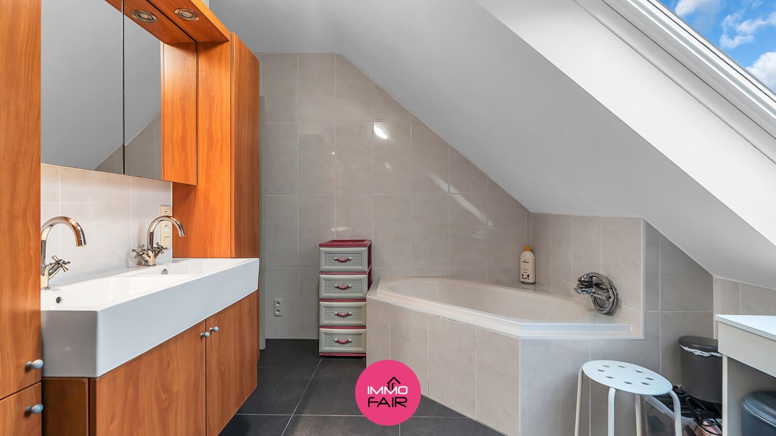 Ruim duplex appartement met privatief terras en garage in Hees 