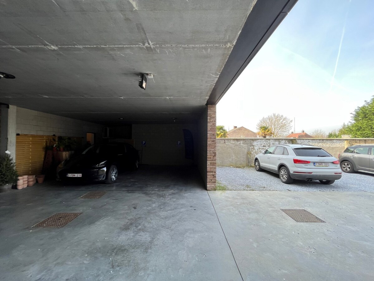 Gelijkvloers handelspand (winkel of kantoor). 