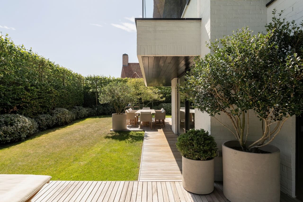 Magnifique villa récente de style contemporain allie une finition intemporelle à un emplacement unique et une vue imprenable sur le Zwin. 