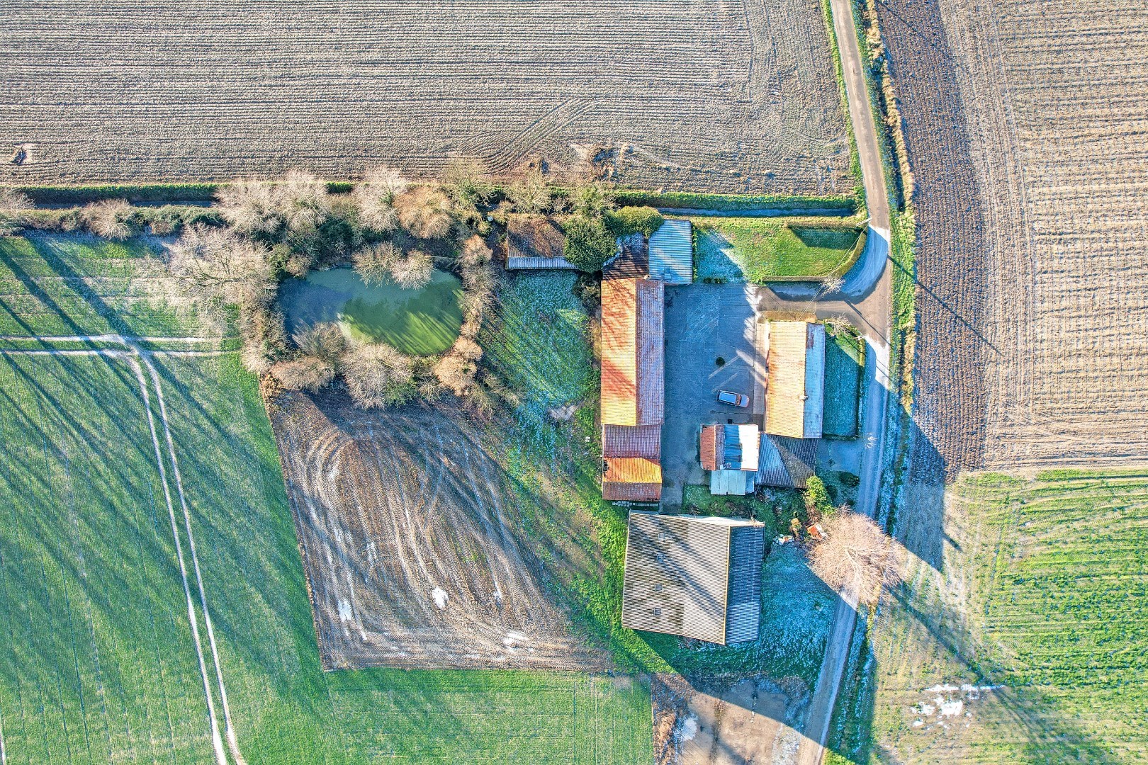 Landelijk gelegen te renoveren hoeve op 4395m². 