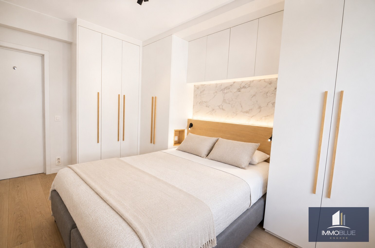 Appartement prêt à emménager avec deux chambres à coucher de belle superficie, idéalement situé au centre. 