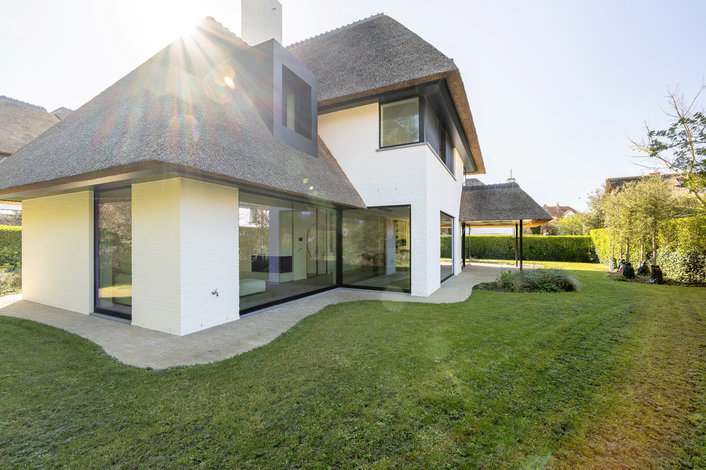 Indrukwekkende nieuwbouwvilla in hartje Zoute op enkele passen van de golf te Knokke. 