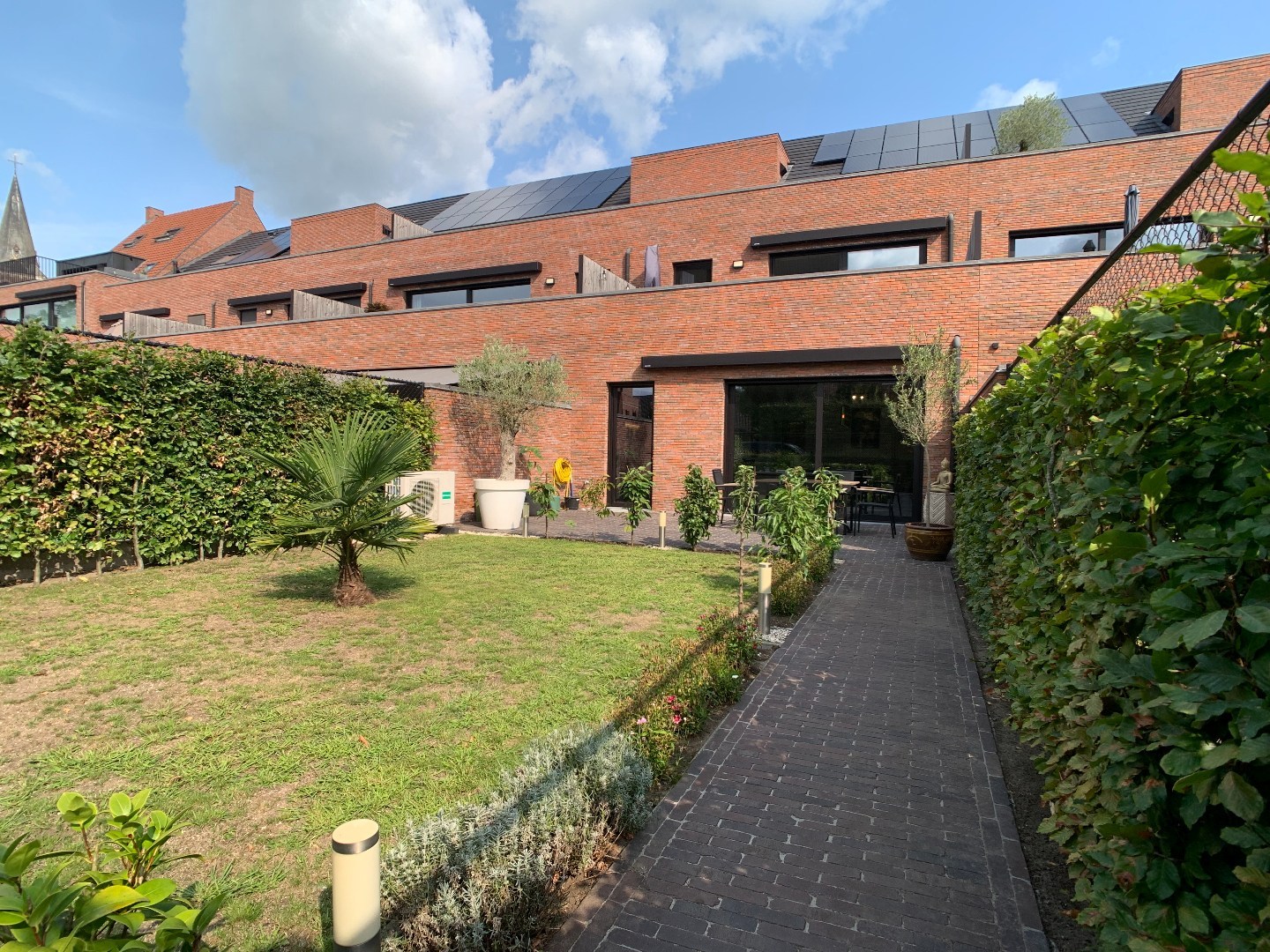 Recent gelijkvloers appartement met tuin, 2 slaapkamers en dressing 