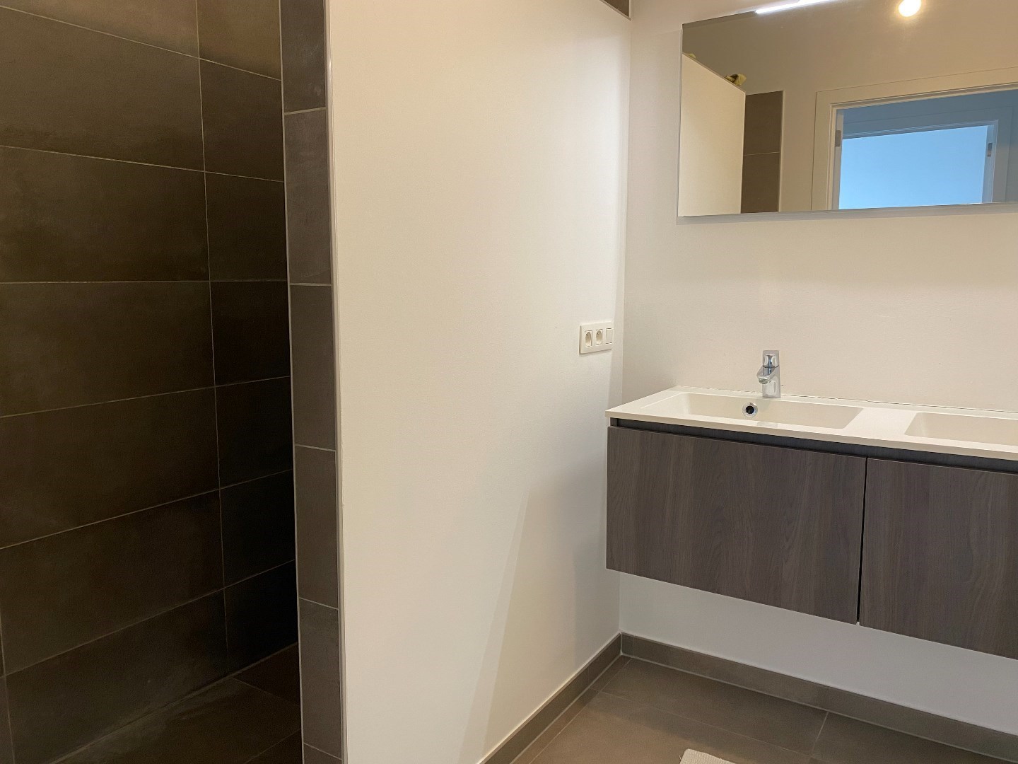 Verzorgd appartement met 2 slaapkamers, terras en garage. 