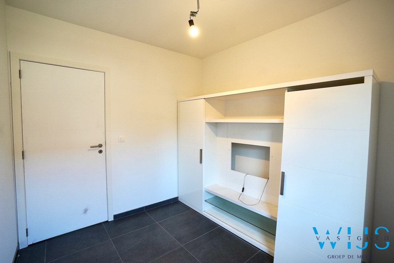 Instapklaar 2 slaapkamer appartement met garage ! 