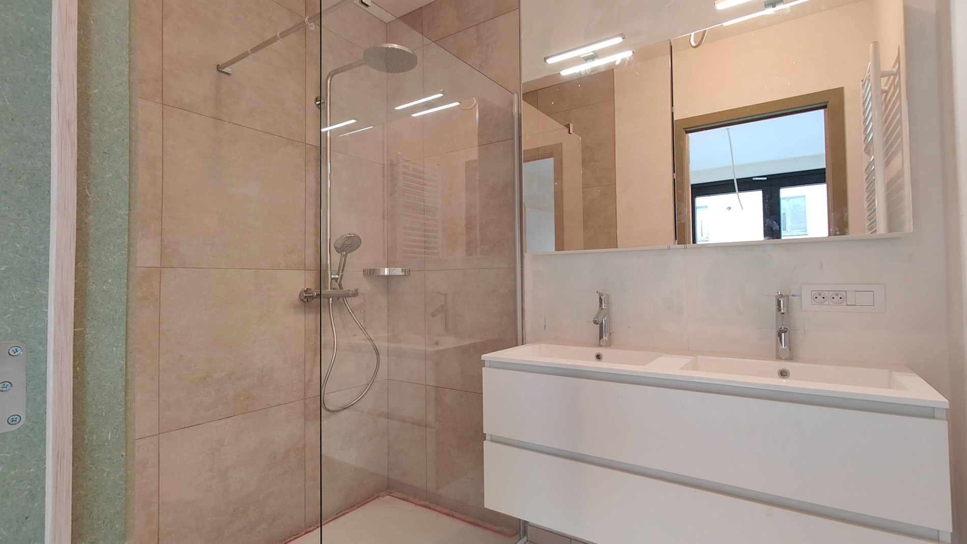Modern appartement met 1 slaapkamer en ondergrondse autostaanplaats in het centrum van Ardooie 