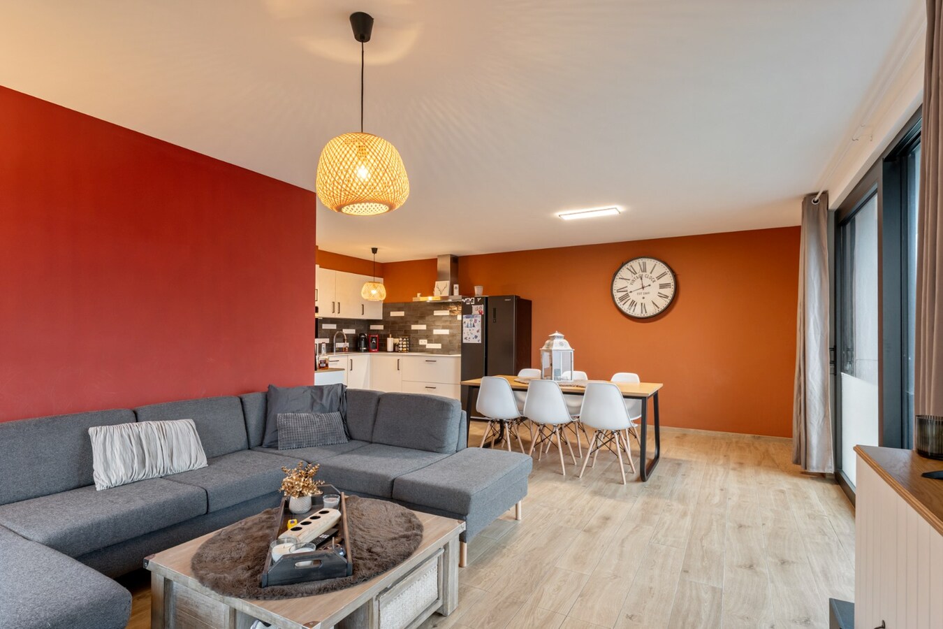 Recent, gelijkvloers appartement in een stijlvolle residentie mét ondergrondse parkeerplaats en kelderberging! 