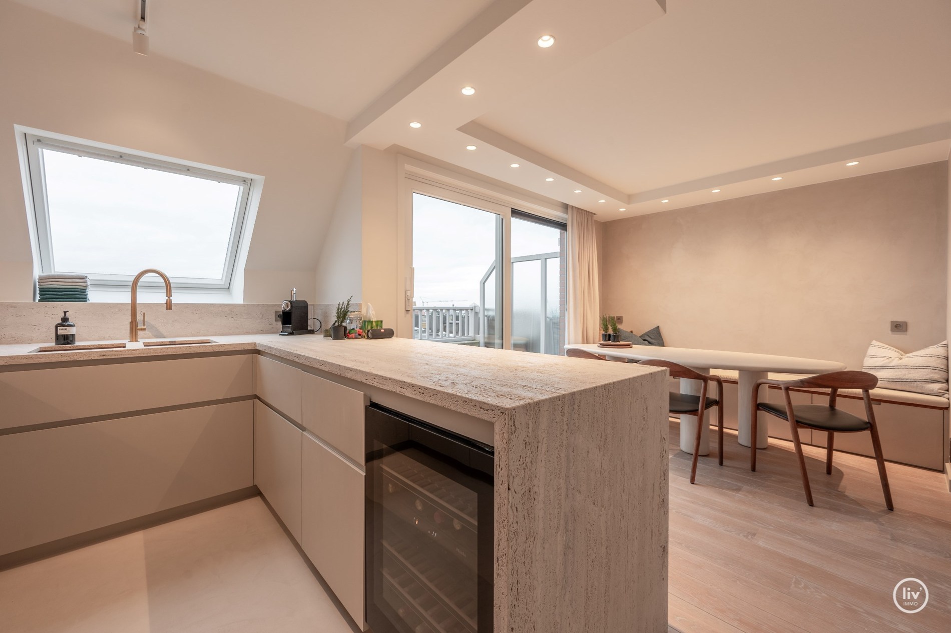 Magnifique appartement en duplex magnifiquement rénové, idéalement situé à proximité de l'église du Sacré-Cœur au cœur de Knokke. 