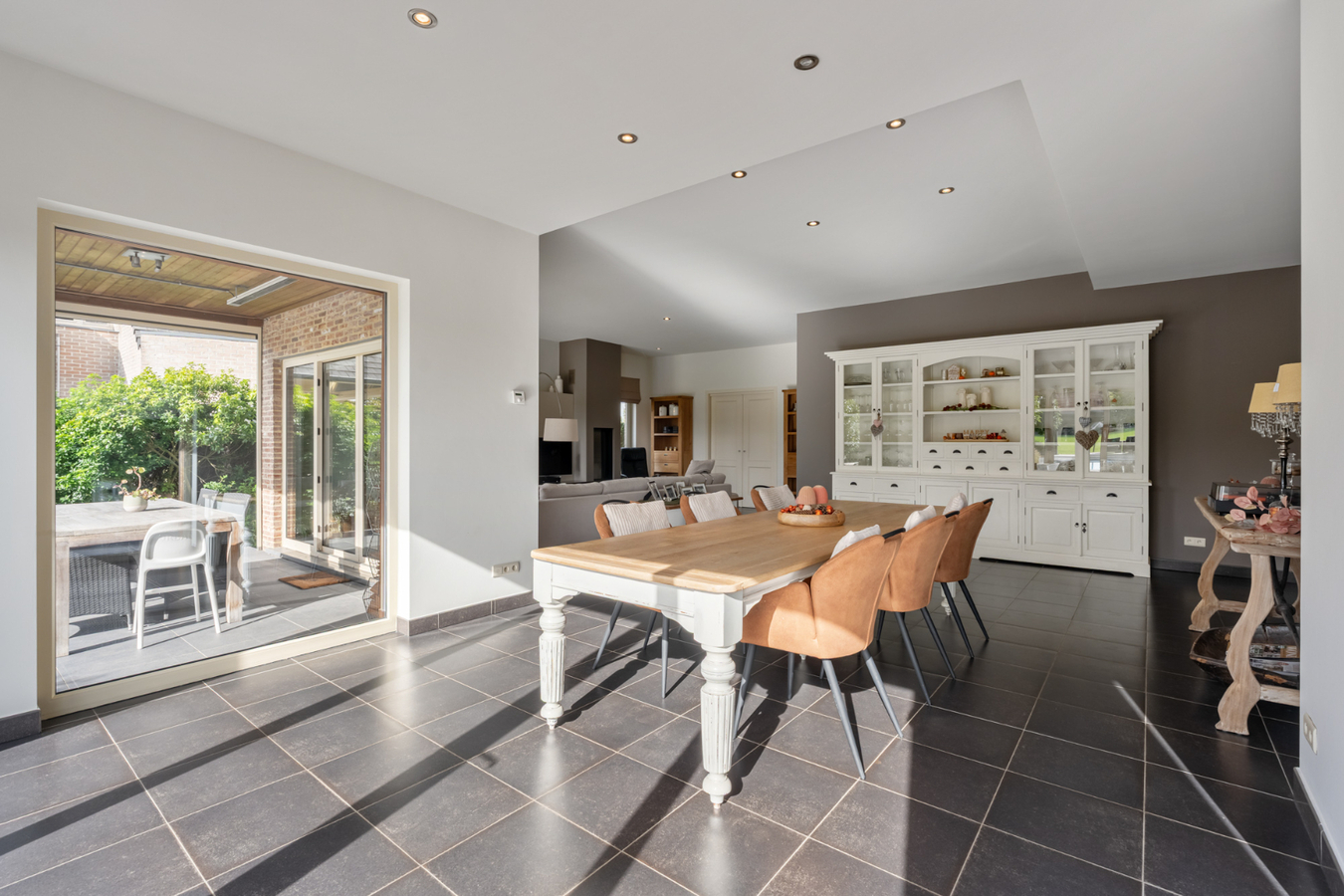 Stijlvolle villa in tijdloze pastorijstijl met zwembad en exclusieve tuinbeleving. 