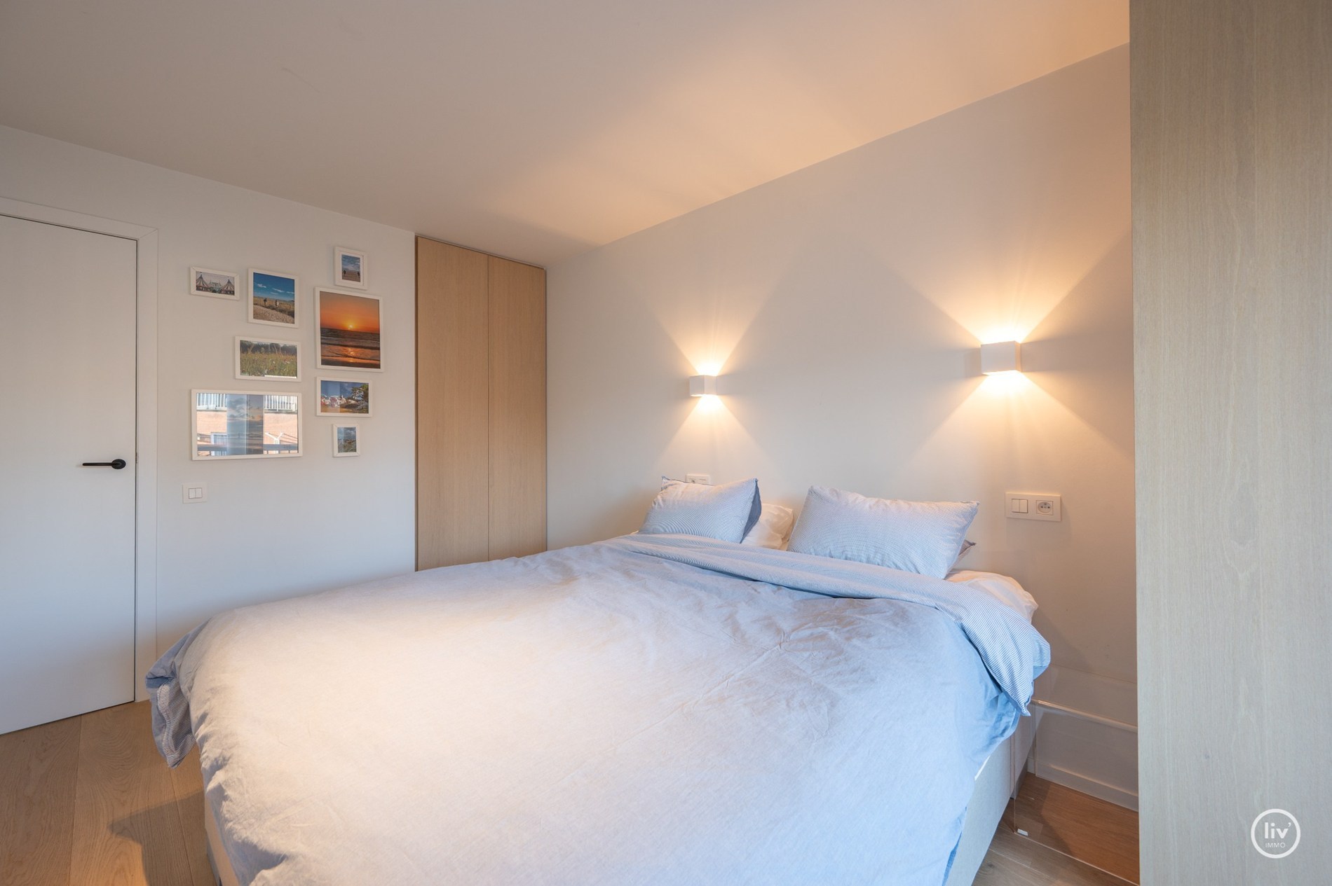 Volledig en stijlvol gerenoveerd 2 slaapkamerappartement met ruim TERRAS nabij de Dumortierlaan gelegen. 