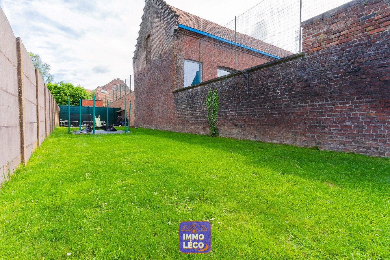Maison moderne entièrement rénovée avec jardin, dans le village de Luingne ! 
