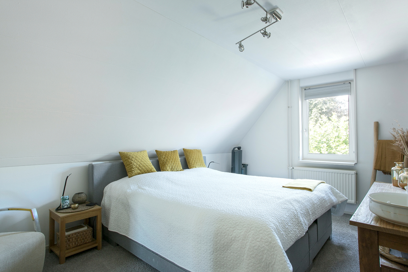 Deze moderne en royale vrijstaande woning staat op een rustige woonlocatie op een mooi hoekperceel. 