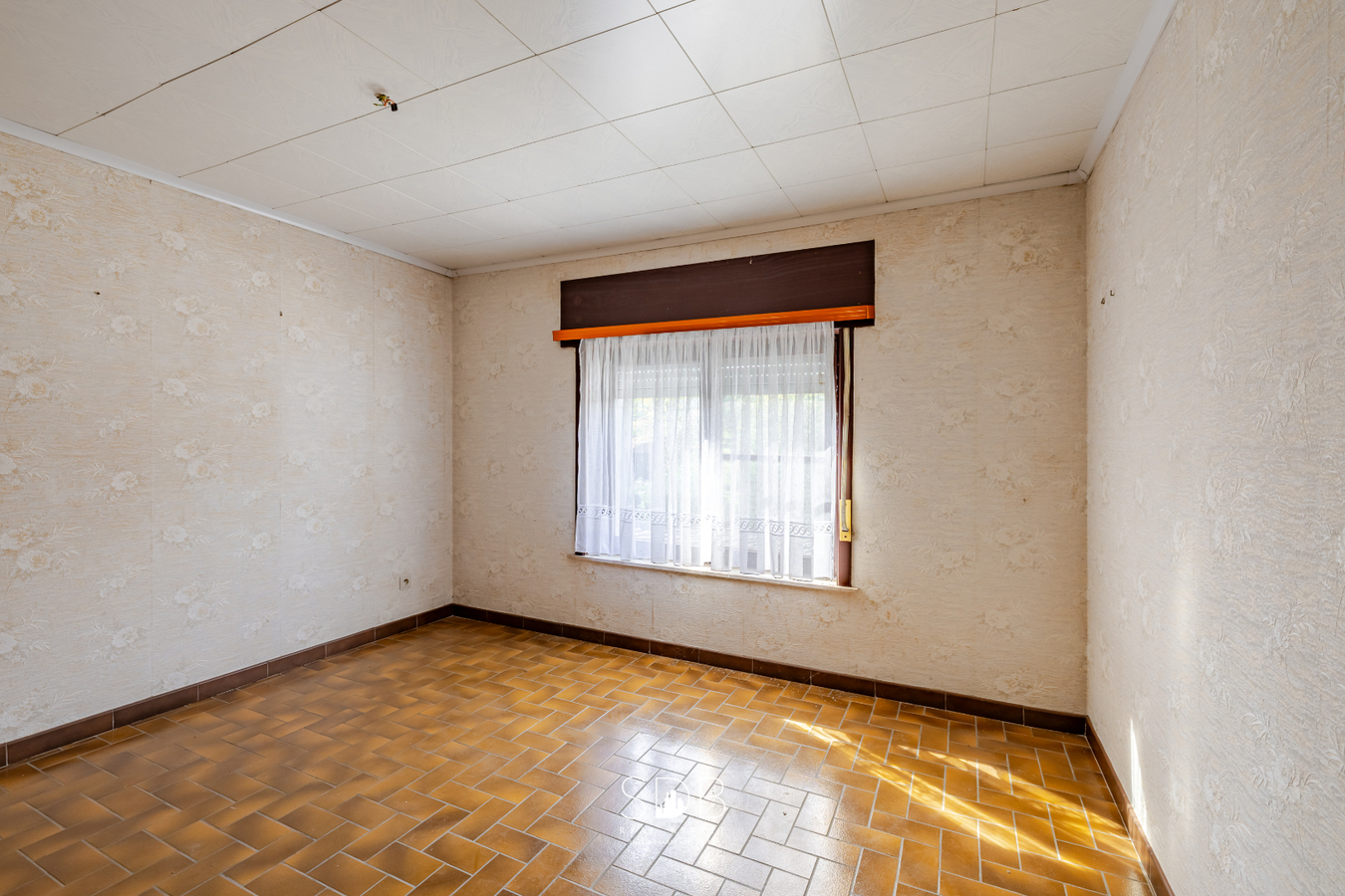 Landelijke hoeve met bijgebouwen en aanpalende graslanden op 14.677m² 