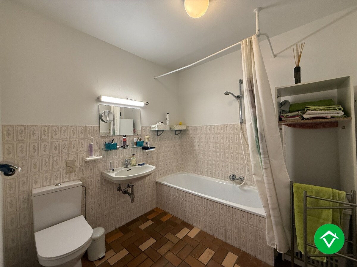 Appartement met twee slaapkamers, terras en autostaanplaats te Roeselare 