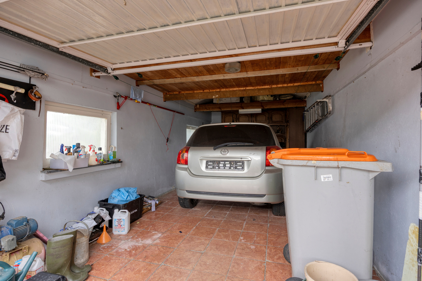 Vrijstaand landhuis voor gelijkvloers wonen. 2 slaapkamers. Tuin, berging, garage. 