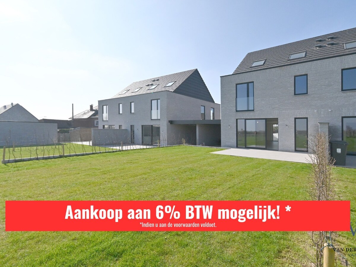 Half Open Bebouwing met buitenberging en carport 