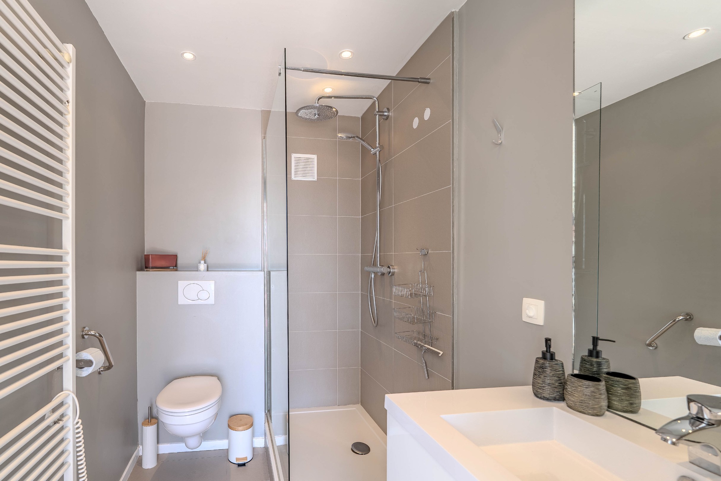 Schitterend penthouse met 2 slaapkamers, ruime terrassen en zijdelings zeezicht. 