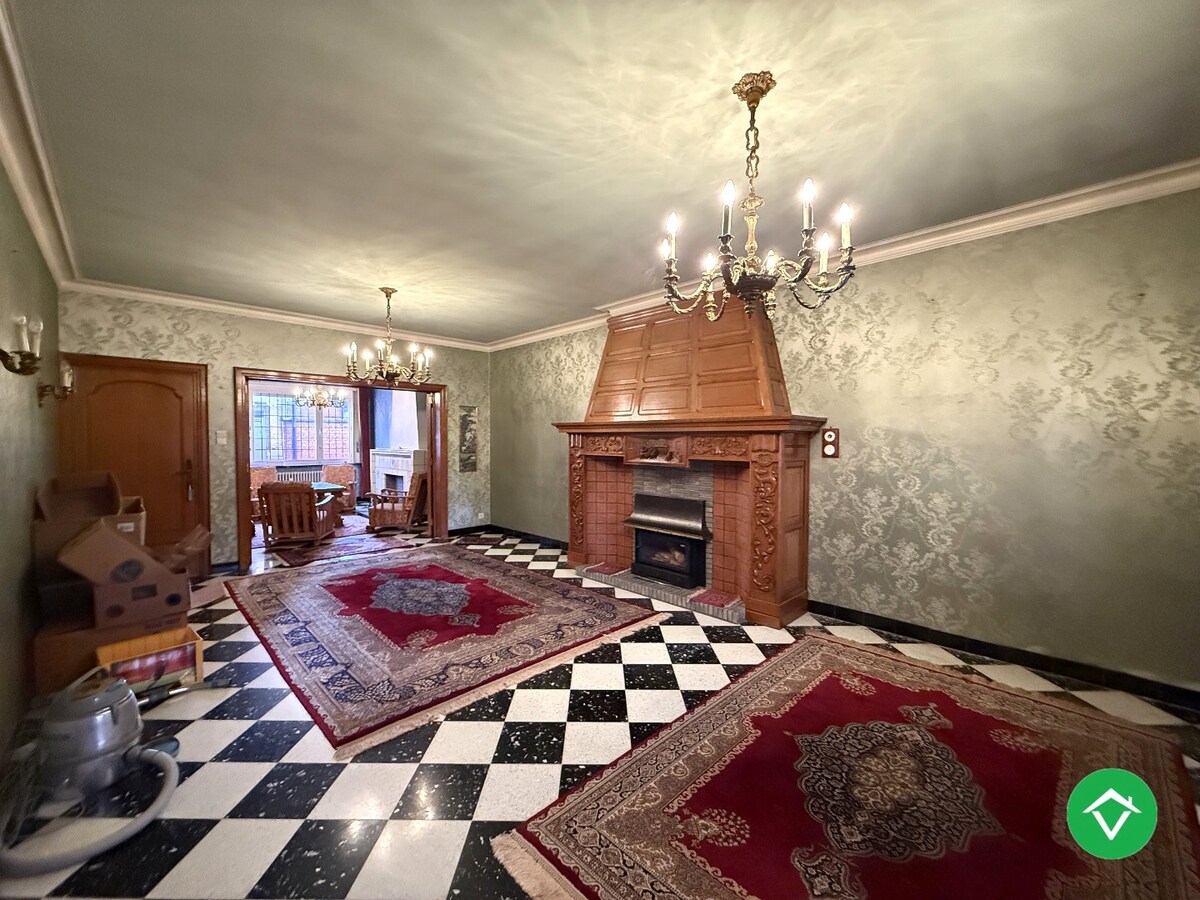 Karaktervolle, stevige woning met 4 slaapkamers, tuin en garage in centrum Roeselare 