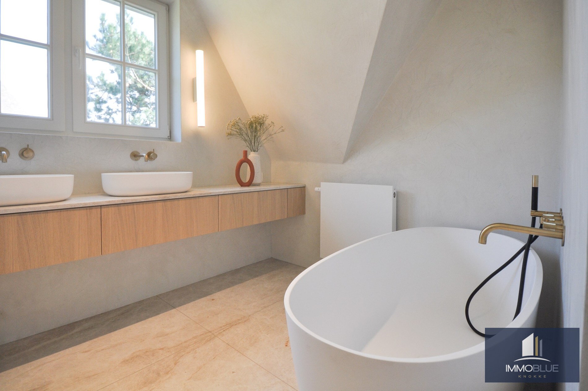 Appartement entièrement rénové avec de grandes terrasses ensoleillées. 