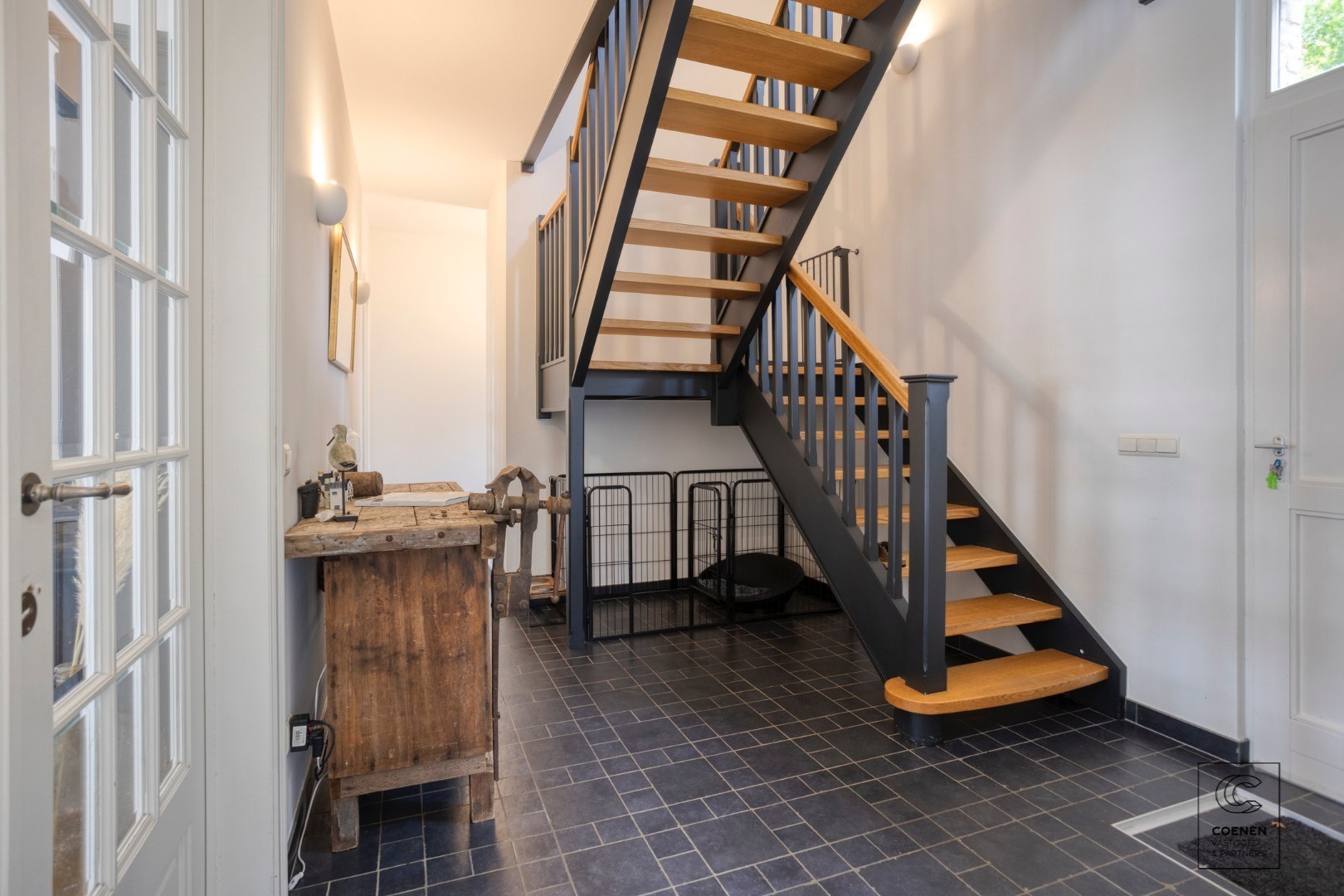 Prachtige woning met een bew. opp. van 302 m², 6 slpk, 3 bk en prachtige tuin met zwembad 