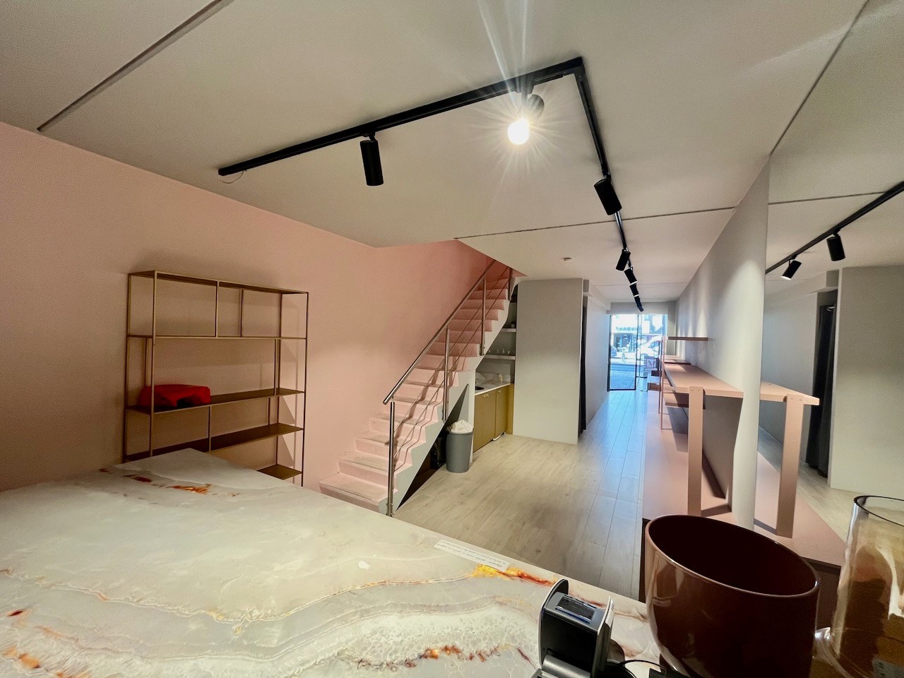 Recent handelspand met mezzanine, gelegen op een commerciële plaats in de Lippenslaan te Knokke. 