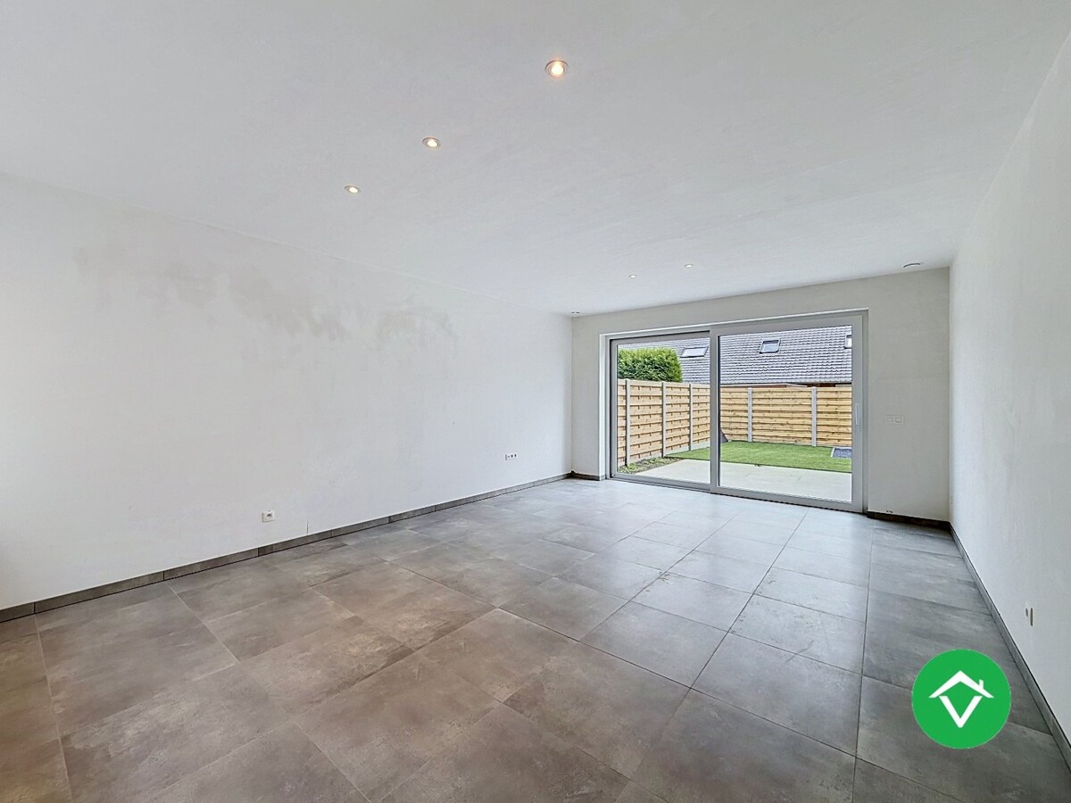 Centraal gelegen nieuwbouwwoning met 3 slaapkamers, tuin en overdekte autostaanplaats 