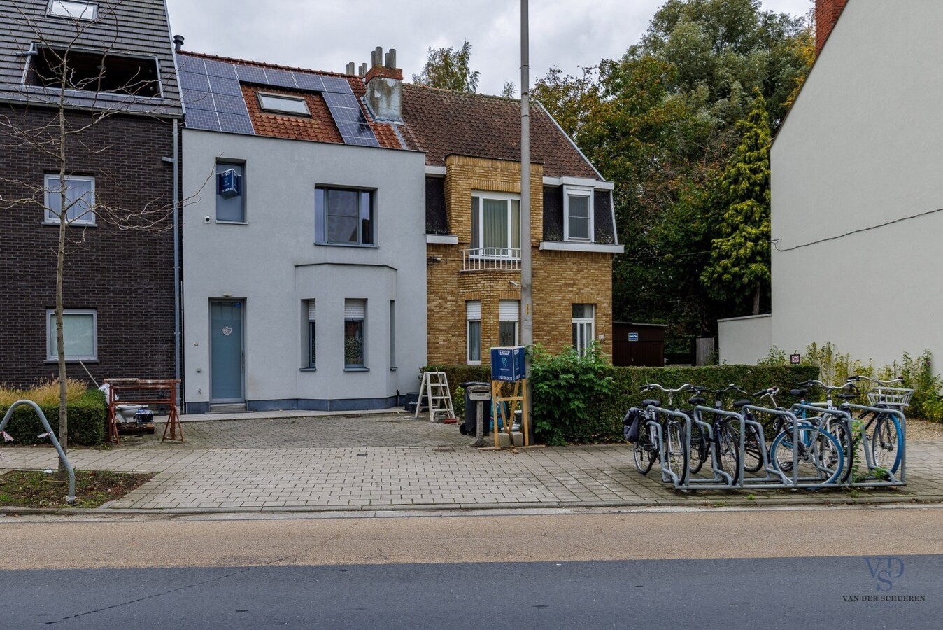 Woning met tuin én 2 staanplaatsen én car-port. 