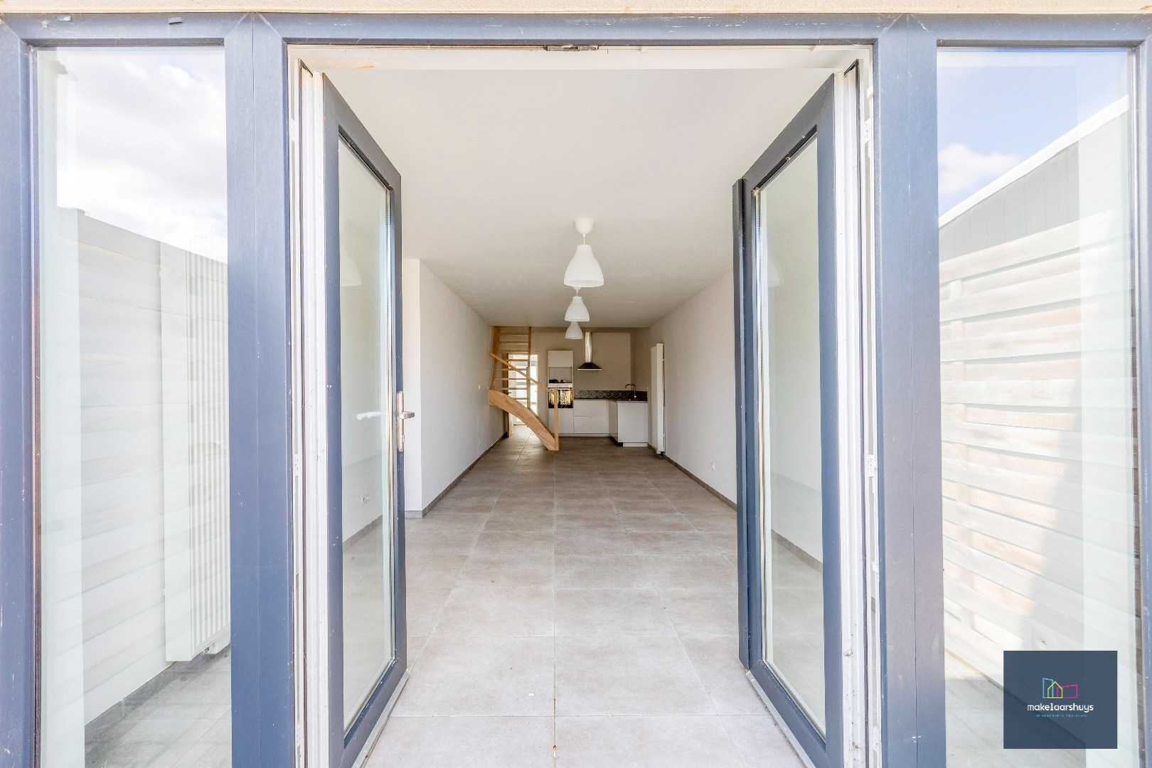 Instapklare gerenoveerde woning in rij met terras, tuin en garagebox 