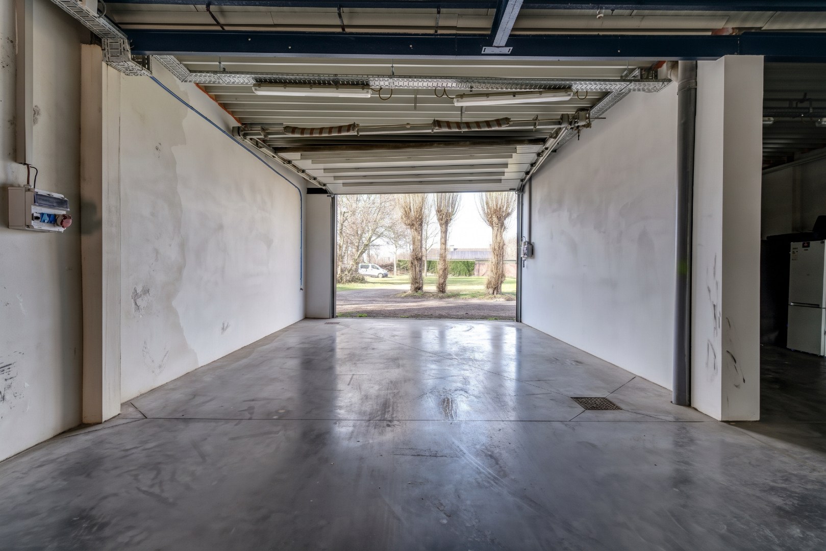Ruime woning voor gemengd gebruik met loods te koop, wonen en werken op één toplocatie in Zelzate 