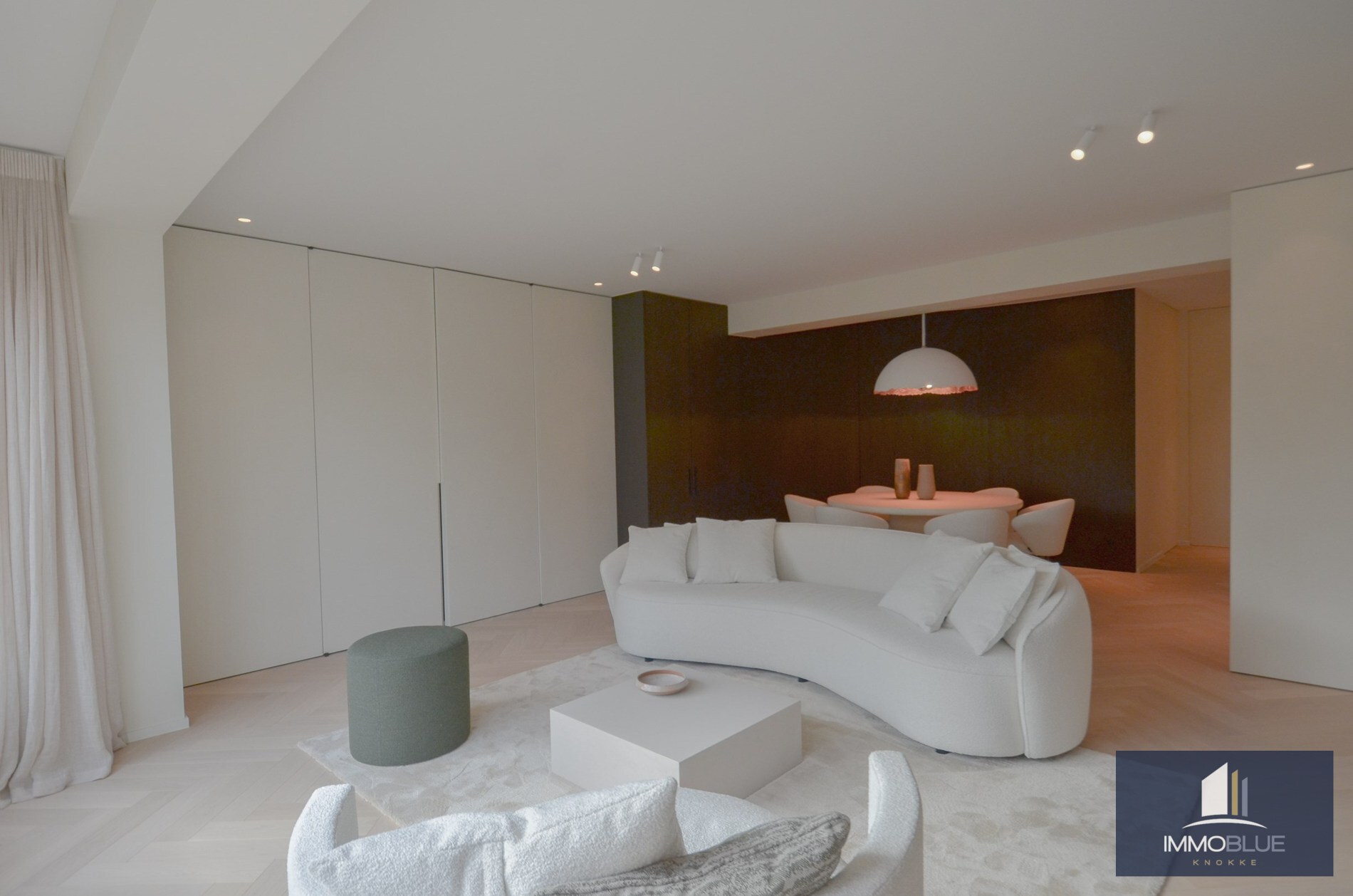 Uitzonderlijk, tijdloos volledig gerenoveerd appartement met een open zicht . 