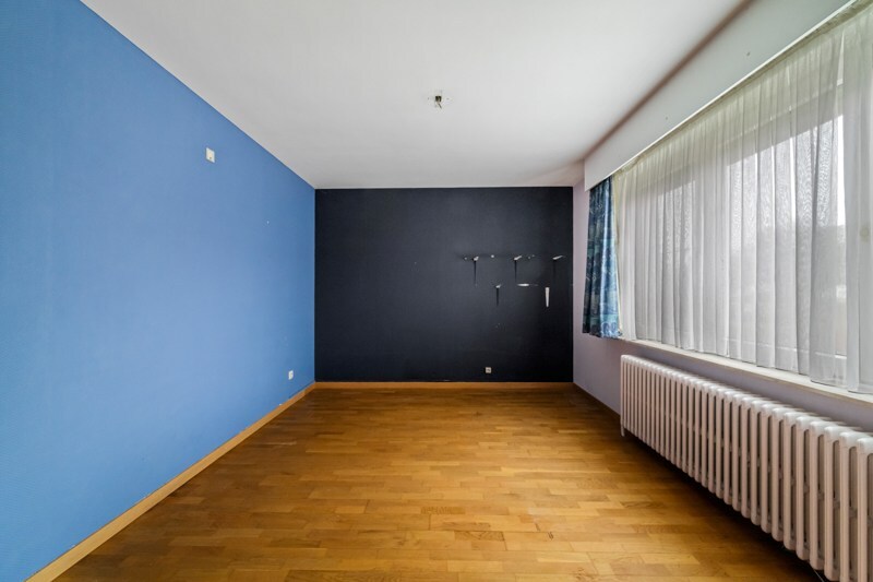 Karaktervolle hoekwoning met 5 slaapkamers en polyvalente handelsruimte 