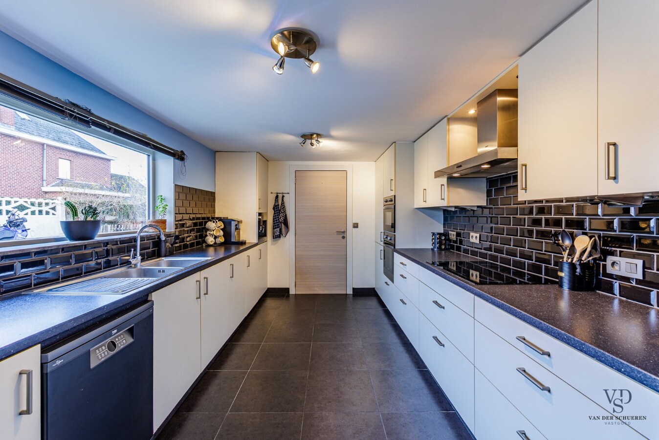 Ruime, deels gerenoveerde Half Open Bebouwing 